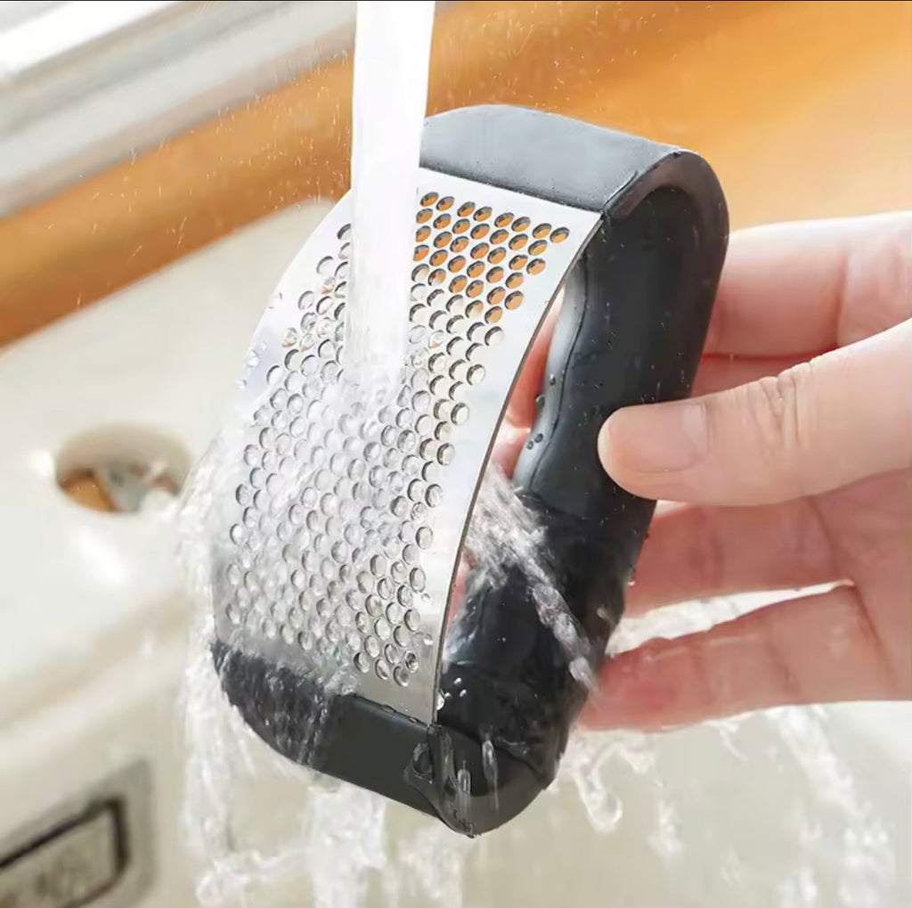 Stainless Steel Garlic Press Rocker Garlic Mincer Garlic Crusher Easy-Squeeze Tool with Peeler and Cleaning Brush for Smashing